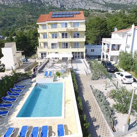 Bed and Breakfast Dorijini Dvori 4*
