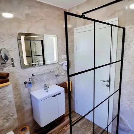 Dorijini Dvori 4* באסקה וודה