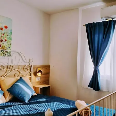 לינה וארוחת בוקר Dorijini Dvori