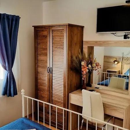 לינה וארוחת בוקר Dorijini Dvori