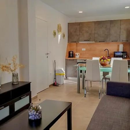Dorijini Dvori לינה וארוחת בוקר 4*